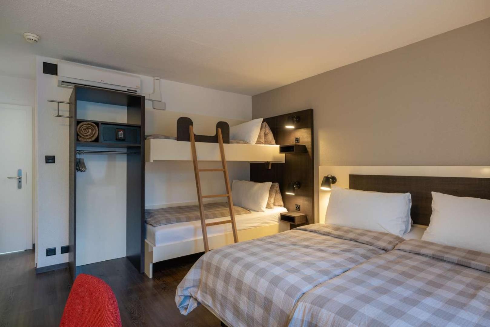 Vierbettzimmer mit Klimaanlage